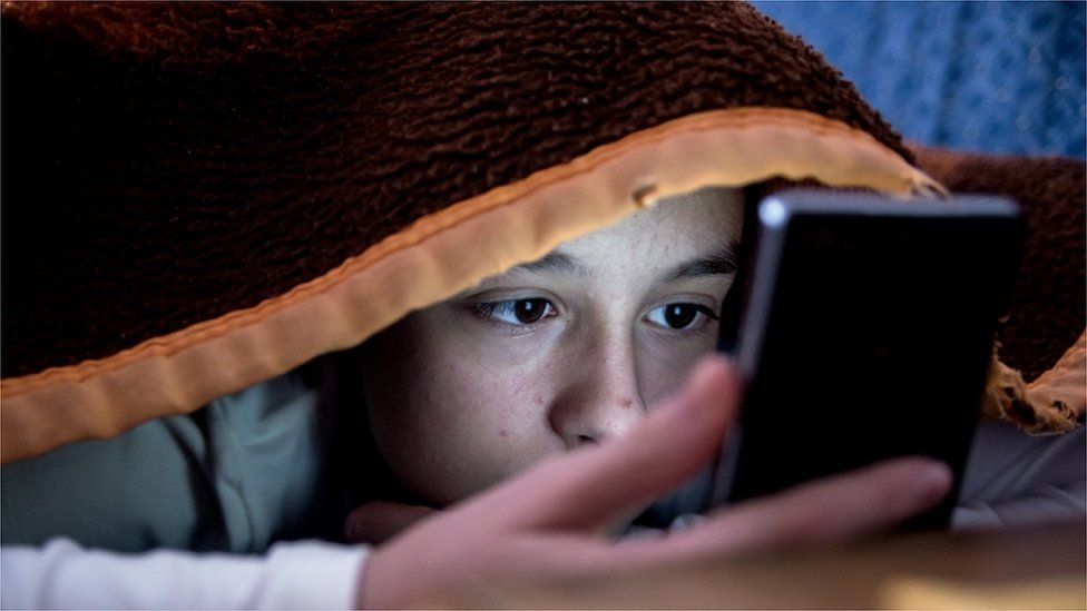خطرها و آسیب های به خواب رفتن نزدیک تلفن همراه